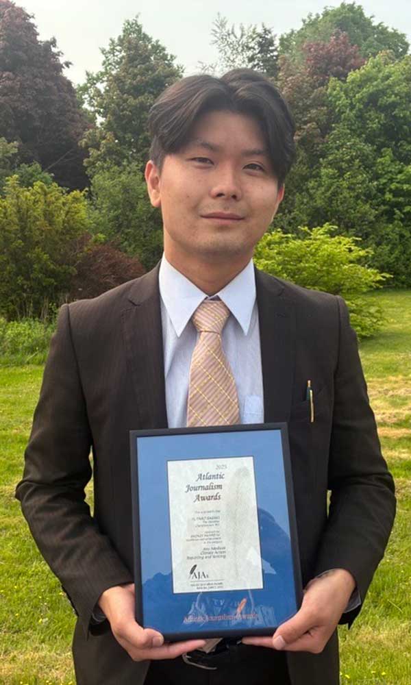 Yutaro poses with his 2025 Journalism Award